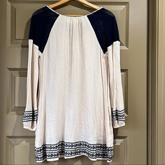 Umgee peasant style Boho tunic blouse white w/ blue embroidery Size S - Picture 7 of 9